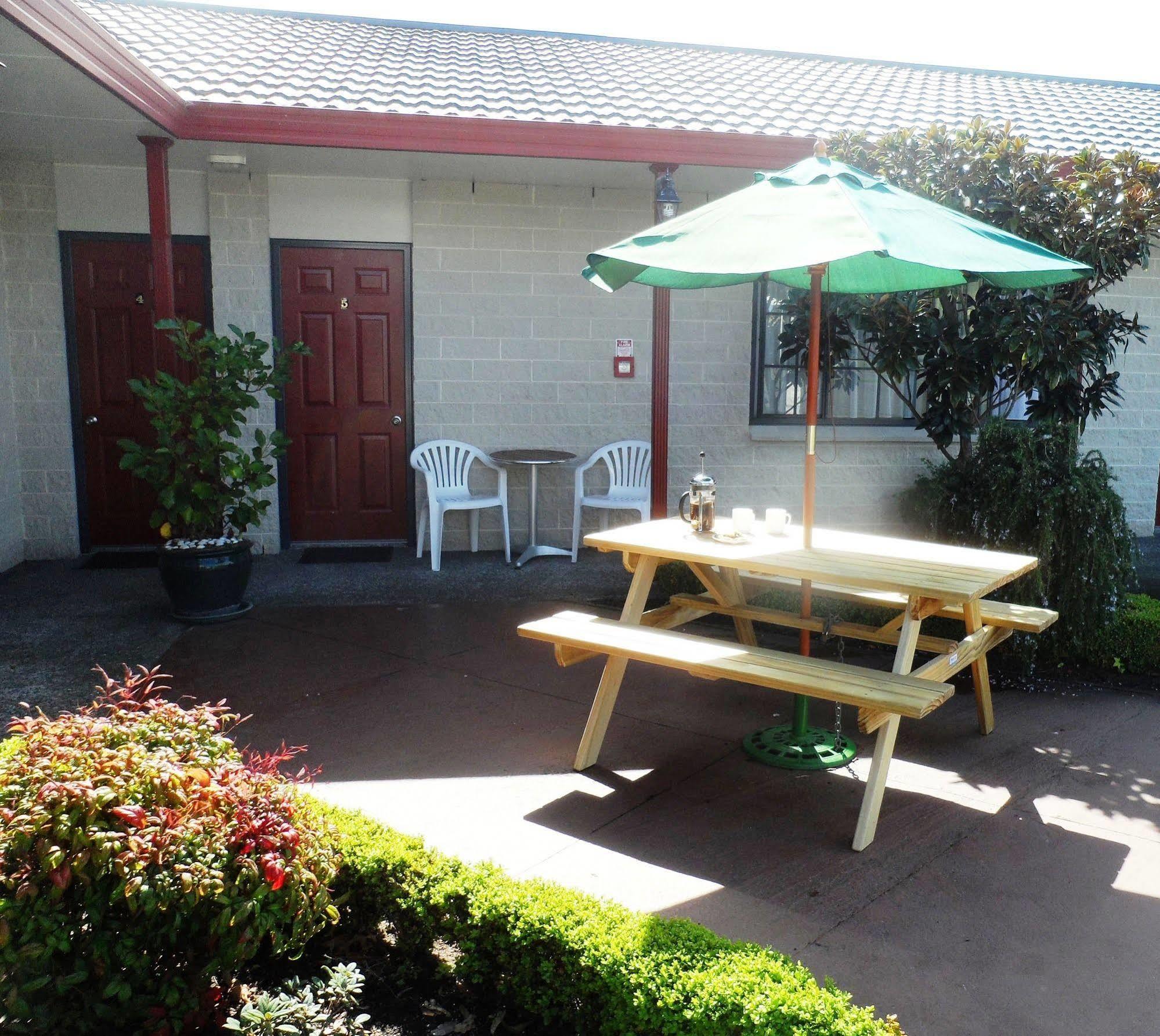Bk'S Magnolia Motor Lodge Whanganui Exterior photo